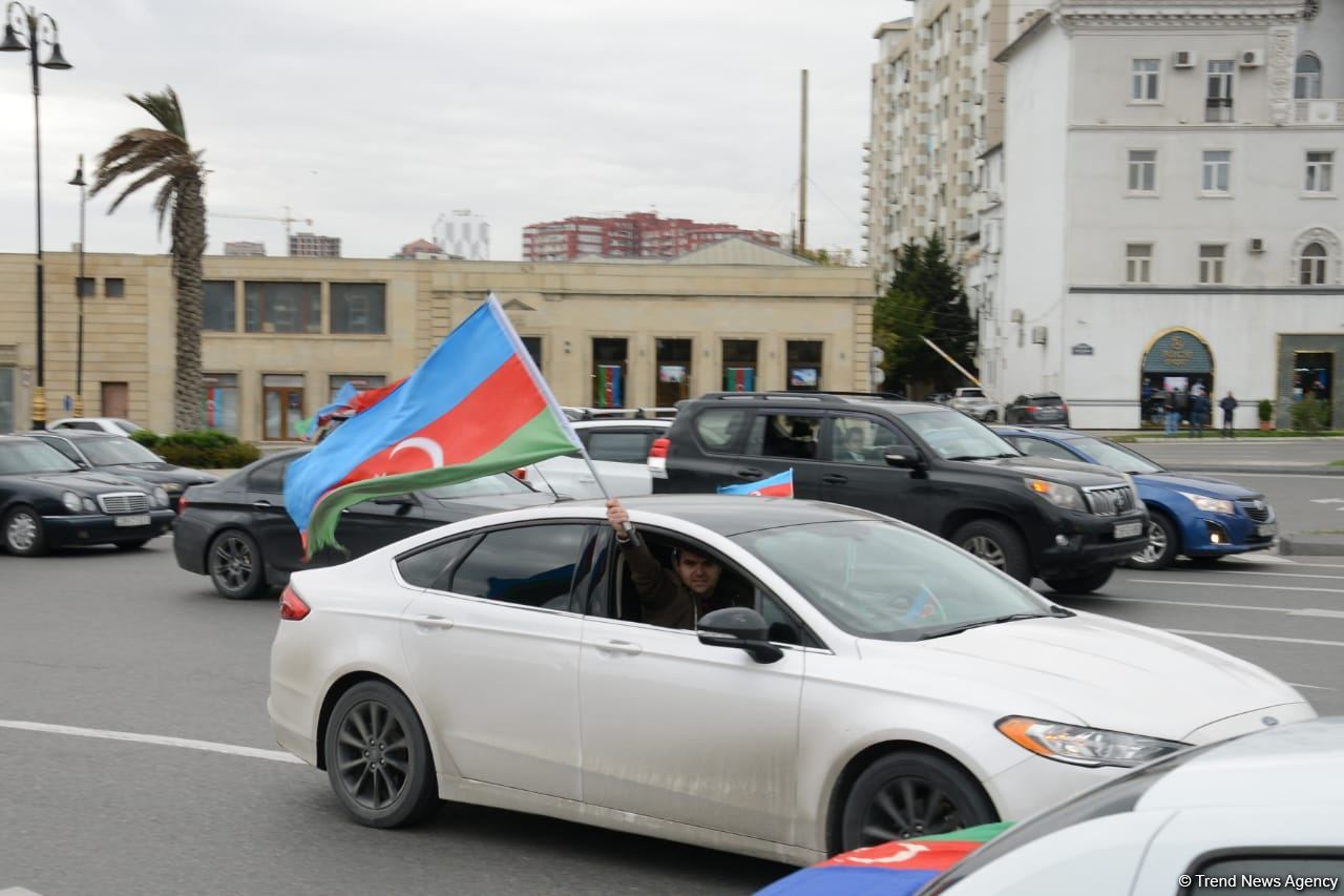 Переполненные счастьем люди празднуют освобождение города Шуша - радость победы в Баку (ФОТО/ВИДЕО)