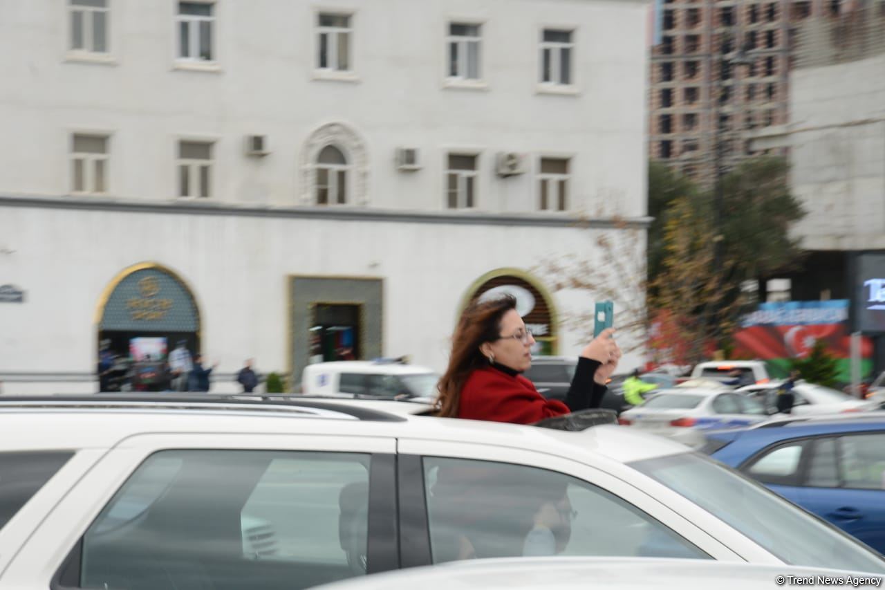 Переполненные счастьем люди празднуют освобождение города Шуша - радость победы в Баку (ФОТО/ВИДЕО)