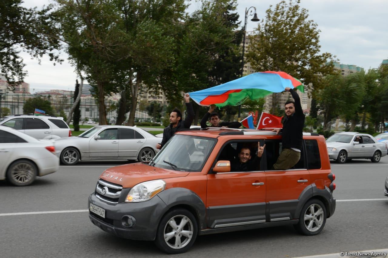 Переполненные счастьем люди празднуют освобождение города Шуша - радость победы в Баку (ФОТО/ВИДЕО)