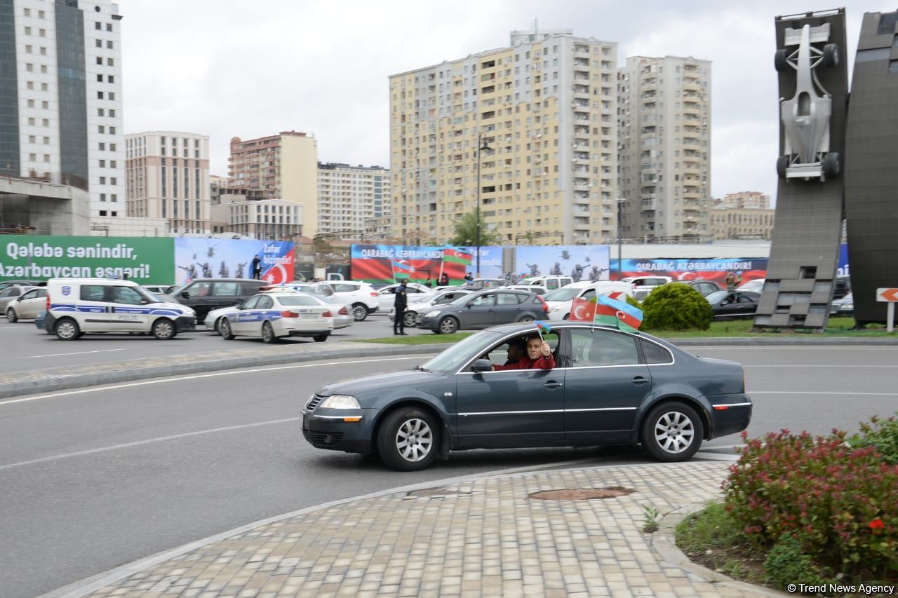 Переполненные счастьем люди празднуют освобождение города Шуша - радость победы в Баку (ФОТО/ВИДЕО)