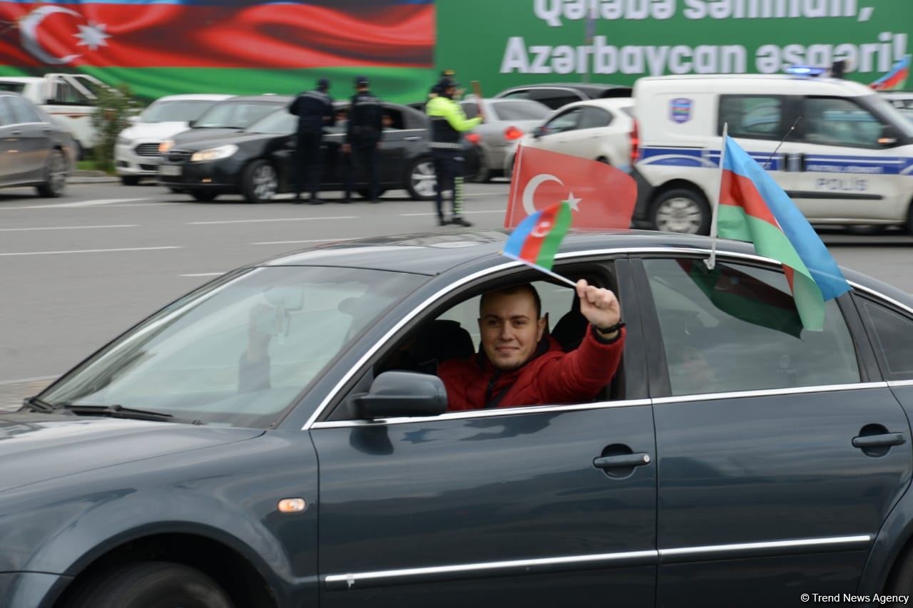 Переполненные счастьем люди празднуют освобождение города Шуша - радость победы в Баку (ФОТО/ВИДЕО)