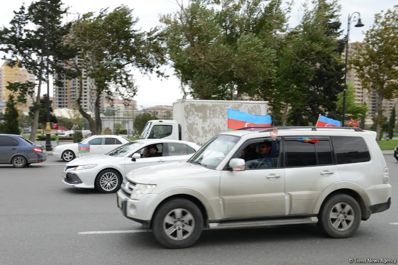 Переполненные счастьем люди празднуют освобождение города Шуша - радость победы в Баку (ФОТО/ВИДЕО)