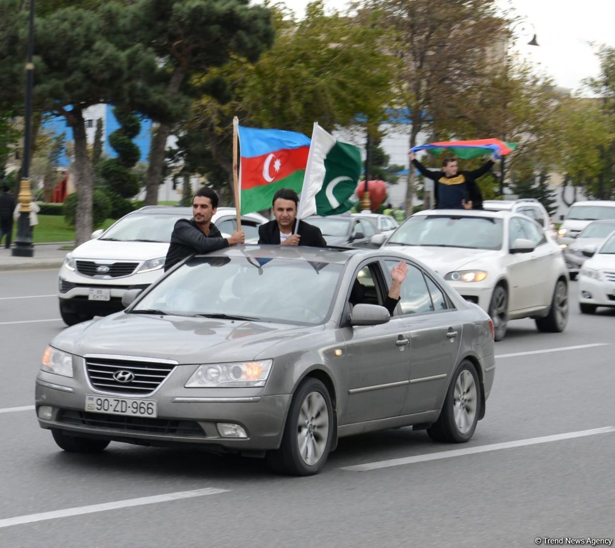 Переполненные счастьем люди празднуют освобождение города Шуша - радость победы в Баку (ФОТО/ВИДЕО)
