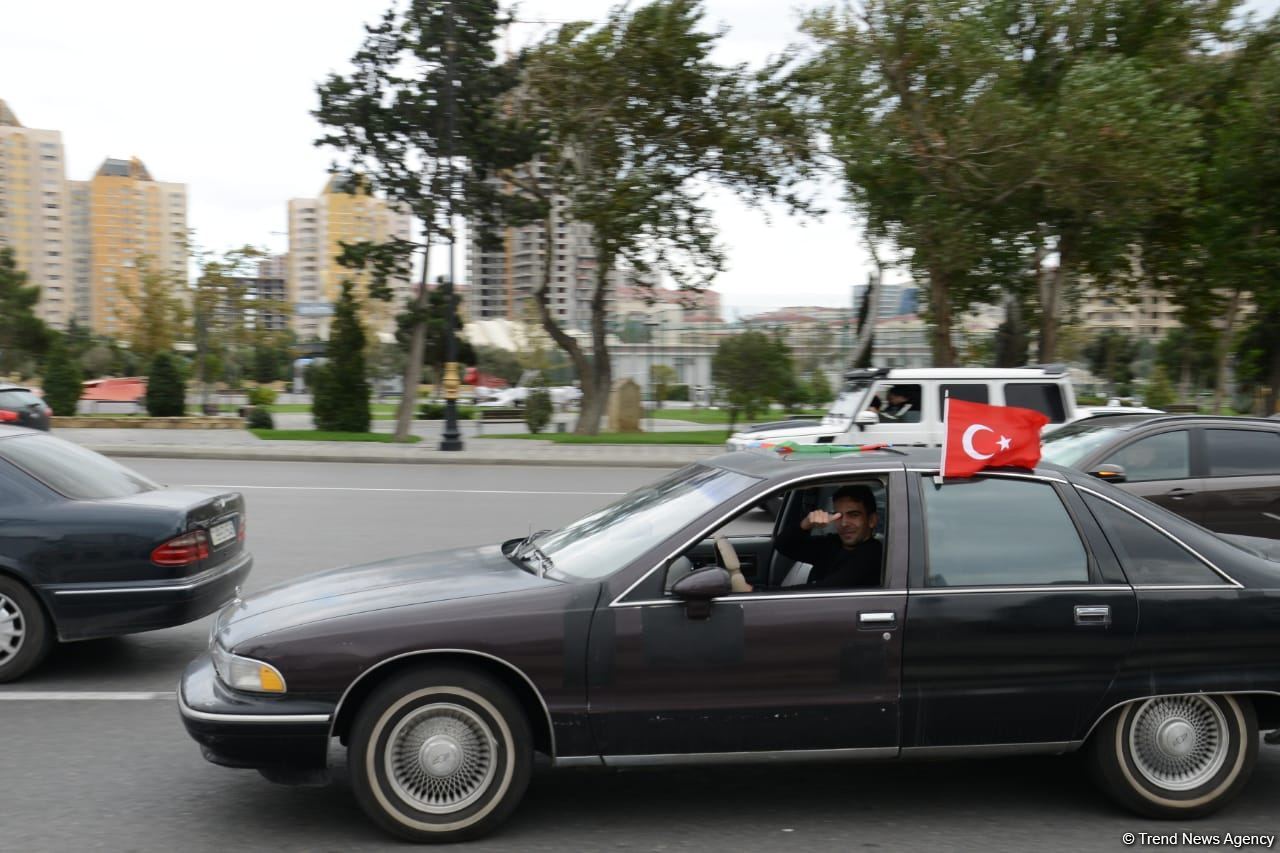 Переполненные счастьем люди празднуют освобождение города Шуша - радость победы в Баку (ФОТО/ВИДЕО)