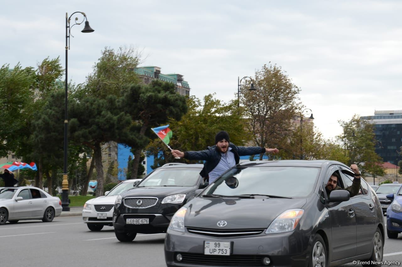 Переполненные счастьем люди празднуют освобождение города Шуша - радость победы в Баку (ФОТО/ВИДЕО)