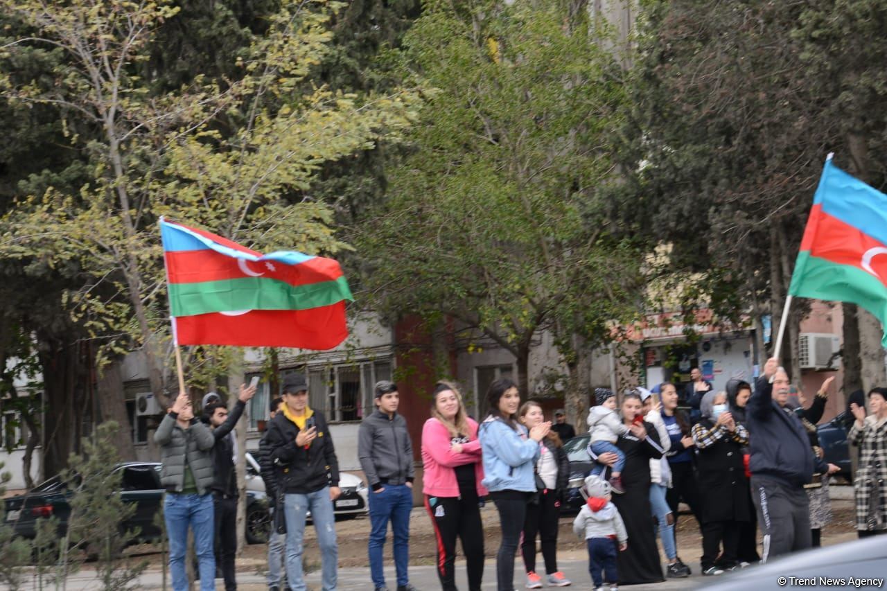 Переполненные счастьем люди празднуют освобождение города Шуша - радость победы в Баку (ФОТО/ВИДЕО)
