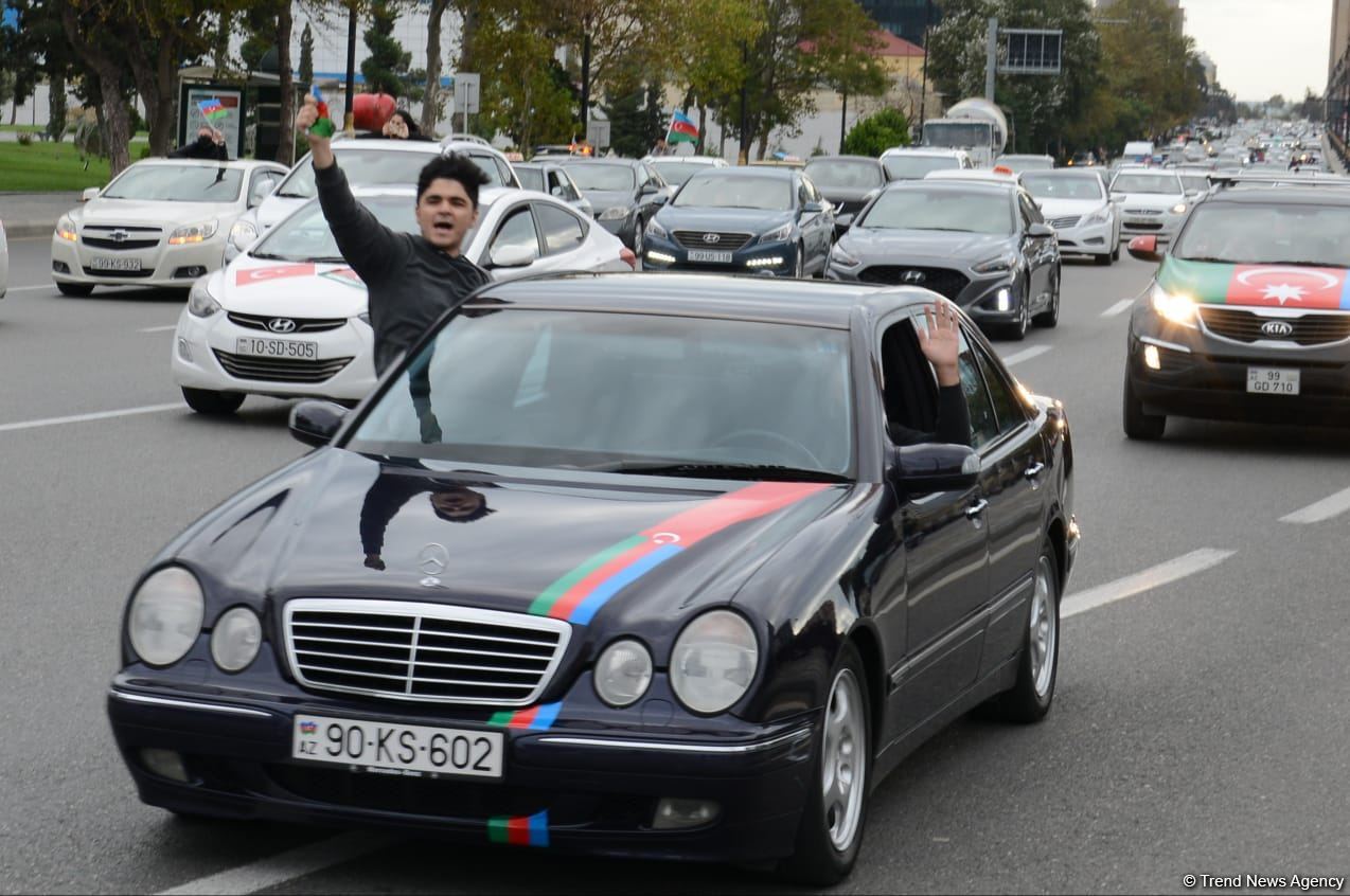 Переполненные счастьем люди празднуют освобождение города Шуша - радость победы в Баку (ФОТО/ВИДЕО)
