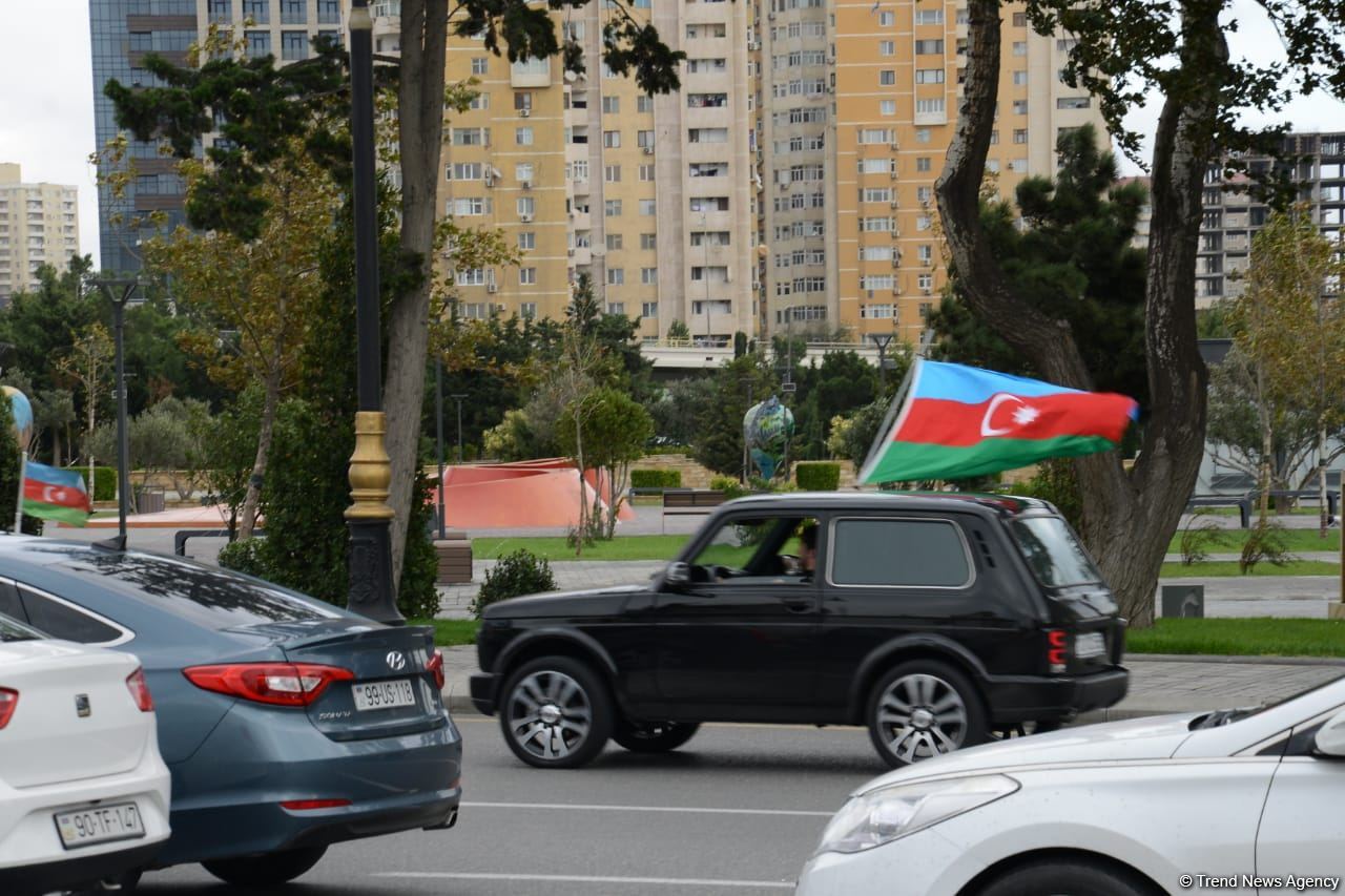Переполненные счастьем люди празднуют освобождение города Шуша - радость победы в Баку (ФОТО/ВИДЕО)