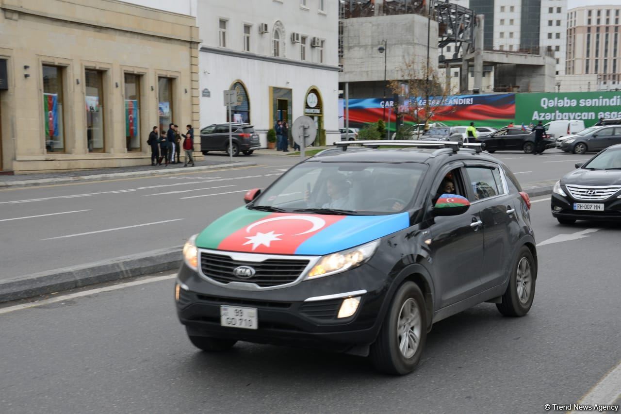 Переполненные счастьем люди празднуют освобождение города Шуша - радость победы в Баку (ФОТО/ВИДЕО)