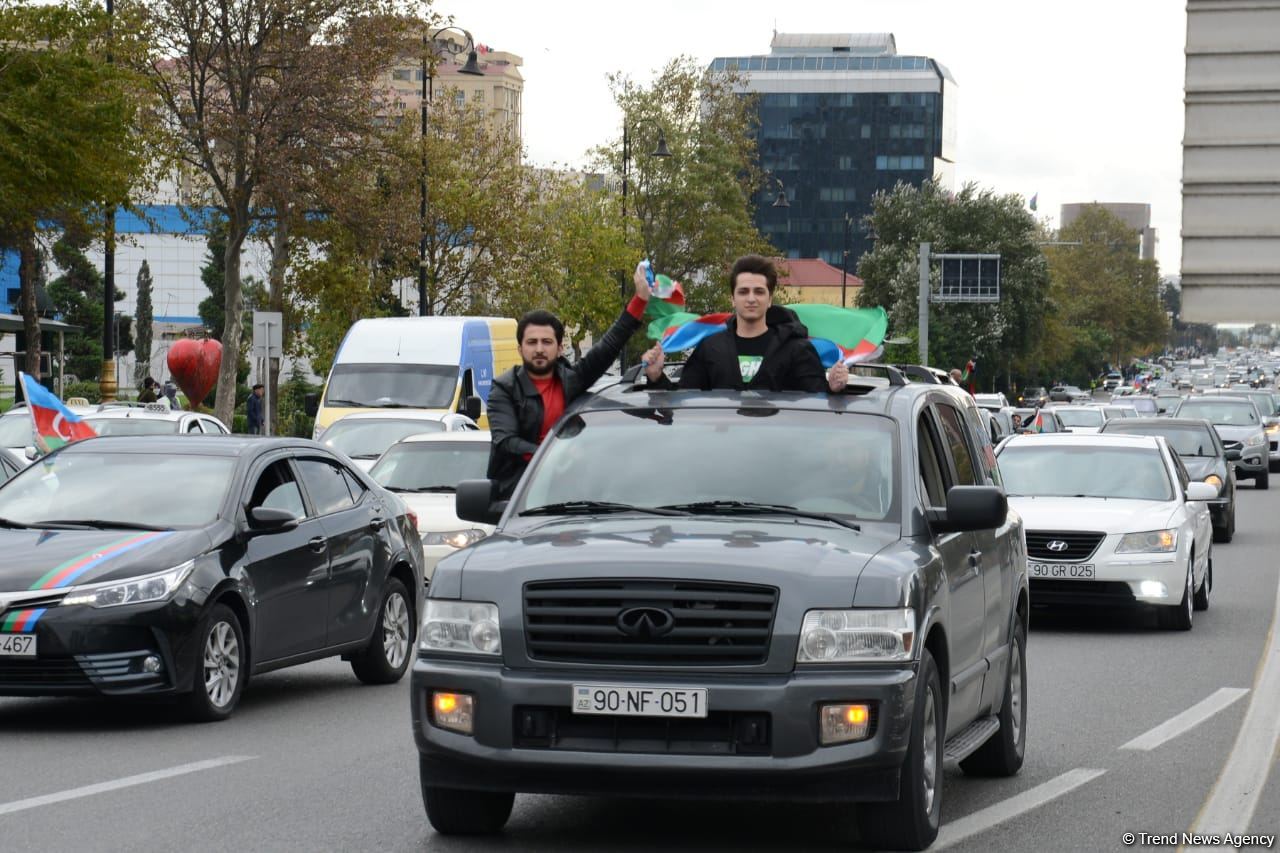 Переполненные счастьем люди празднуют освобождение города Шуша - радость победы в Баку (ФОТО/ВИДЕО)