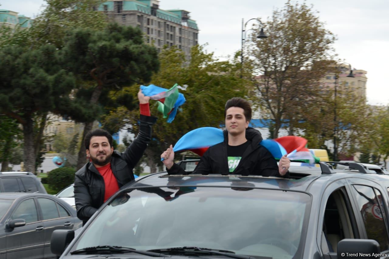 Переполненные счастьем люди празднуют освобождение города Шуша - радость победы в Баку (ФОТО/ВИДЕО)