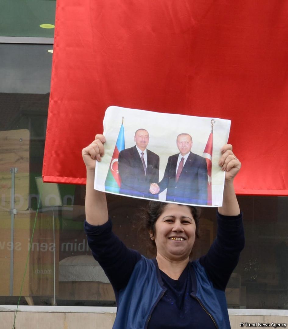 Переполненные счастьем люди празднуют освобождение города Шуша - радость победы в Баку (ФОТО/ВИДЕО)