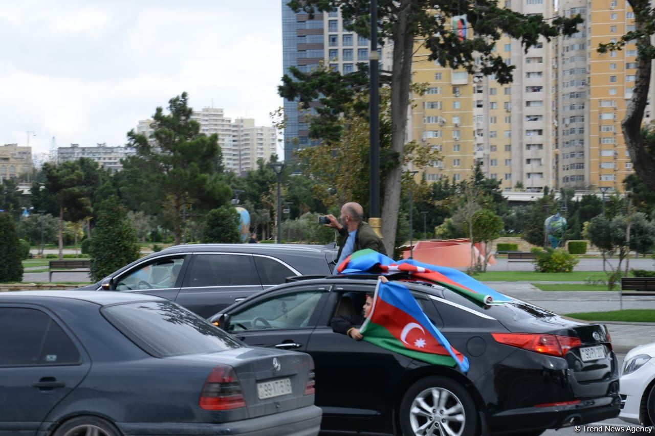 Переполненные счастьем люди празднуют освобождение города Шуша - радость победы в Баку (ФОТО/ВИДЕО)