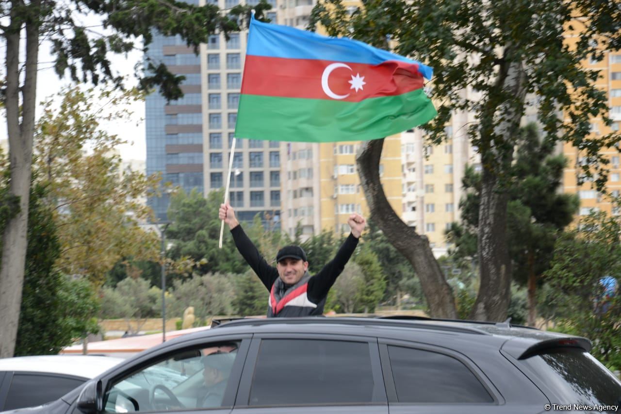 Переполненные счастьем люди празднуют освобождение города Шуша - радость победы в Баку (ФОТО/ВИДЕО)
