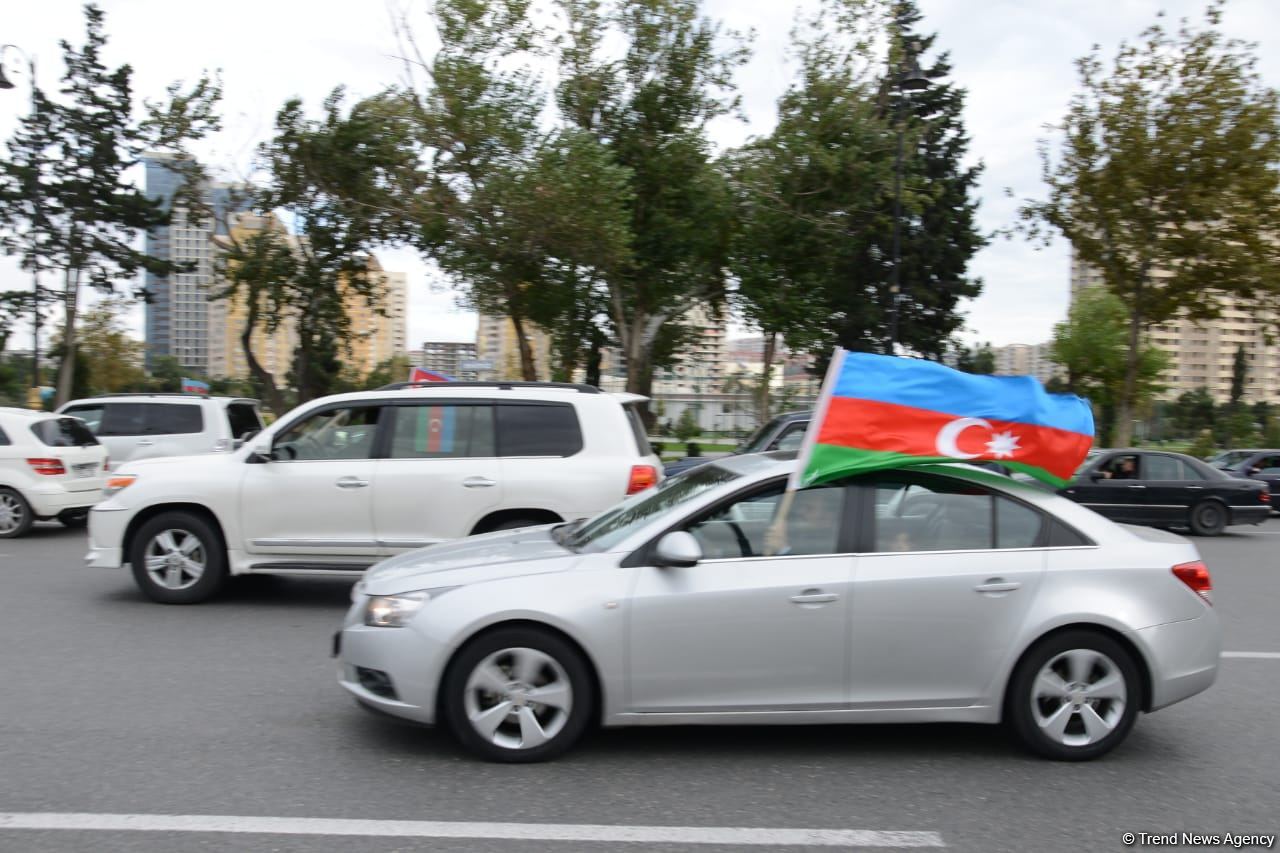 Переполненные счастьем люди празднуют освобождение города Шуша - радость победы в Баку (ФОТО/ВИДЕО)