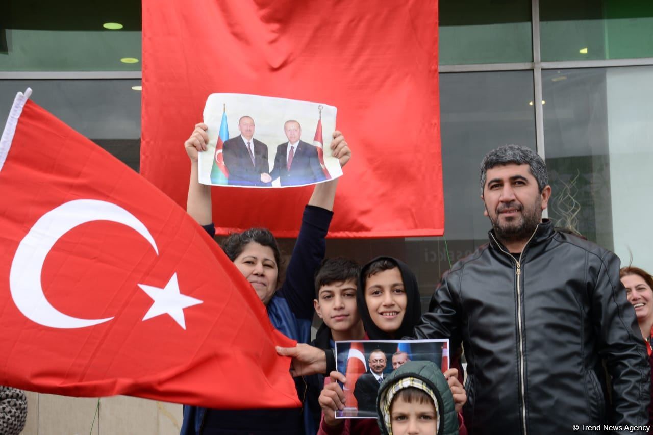 Переполненные счастьем люди празднуют освобождение города Шуша - радость победы в Баку (ФОТО/ВИДЕО)