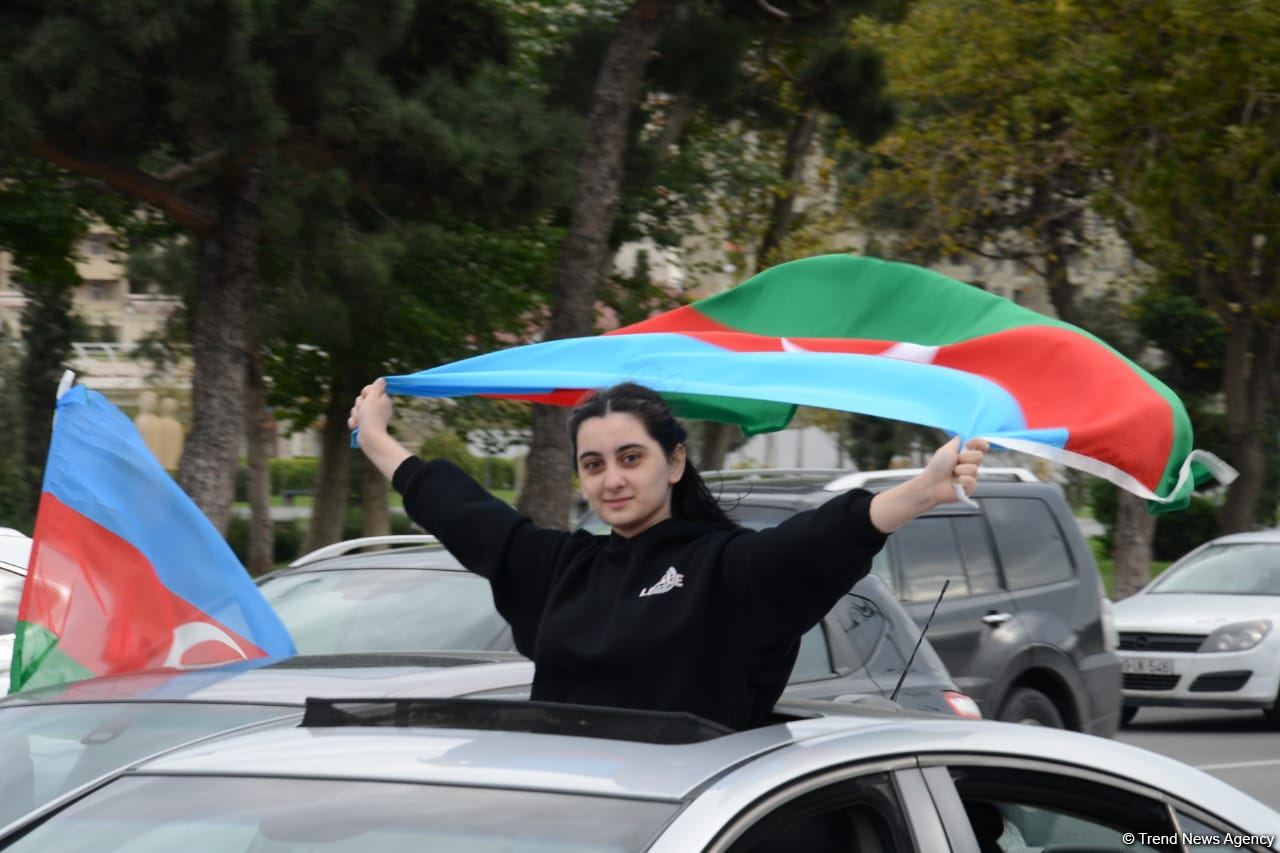 Переполненные счастьем люди празднуют освобождение города Шуша - радость победы в Баку (ФОТО/ВИДЕО)