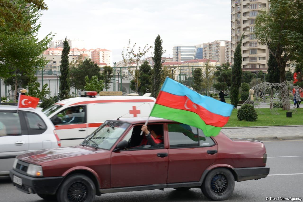 Переполненные счастьем люди празднуют освобождение города Шуша - радость победы в Баку (ФОТО/ВИДЕО)