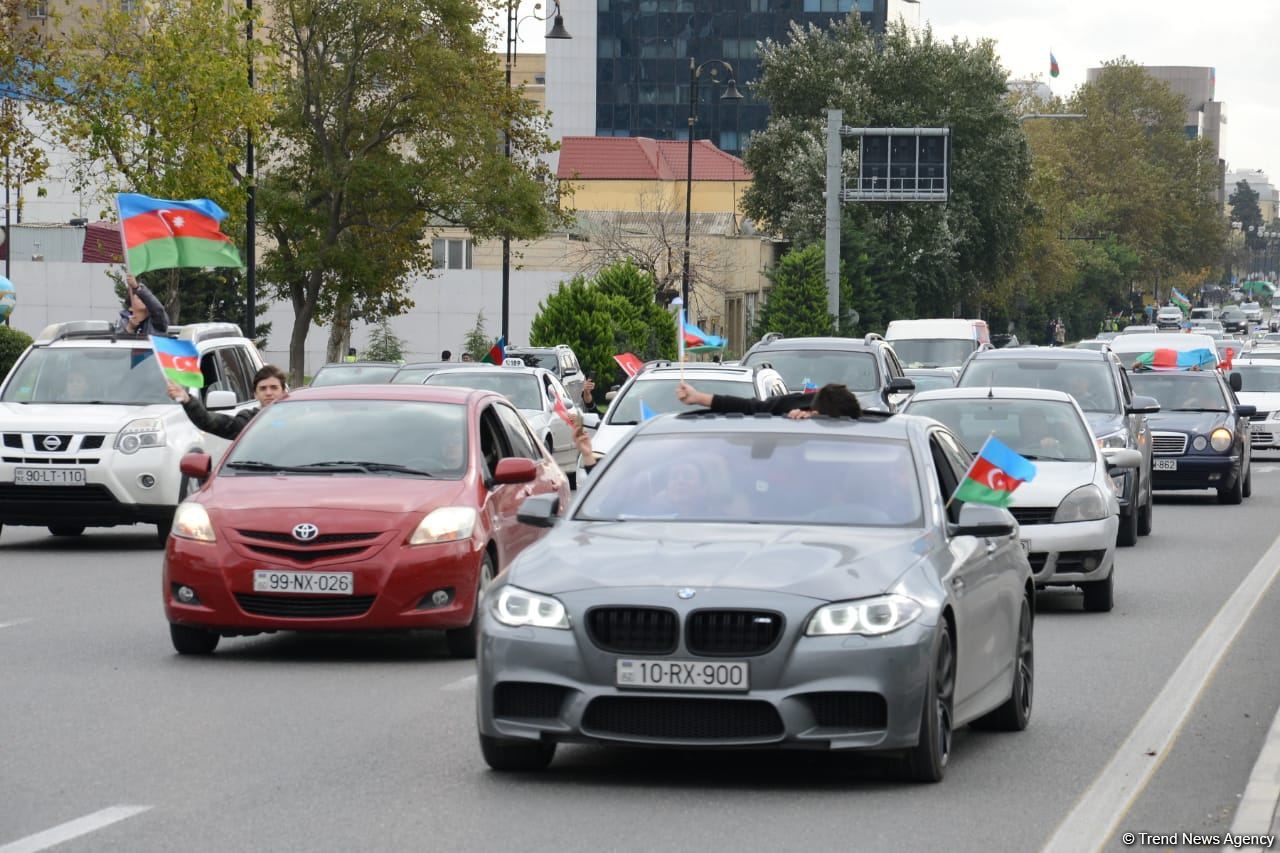 Переполненные счастьем люди празднуют освобождение города Шуша - радость победы в Баку (ФОТО/ВИДЕО)