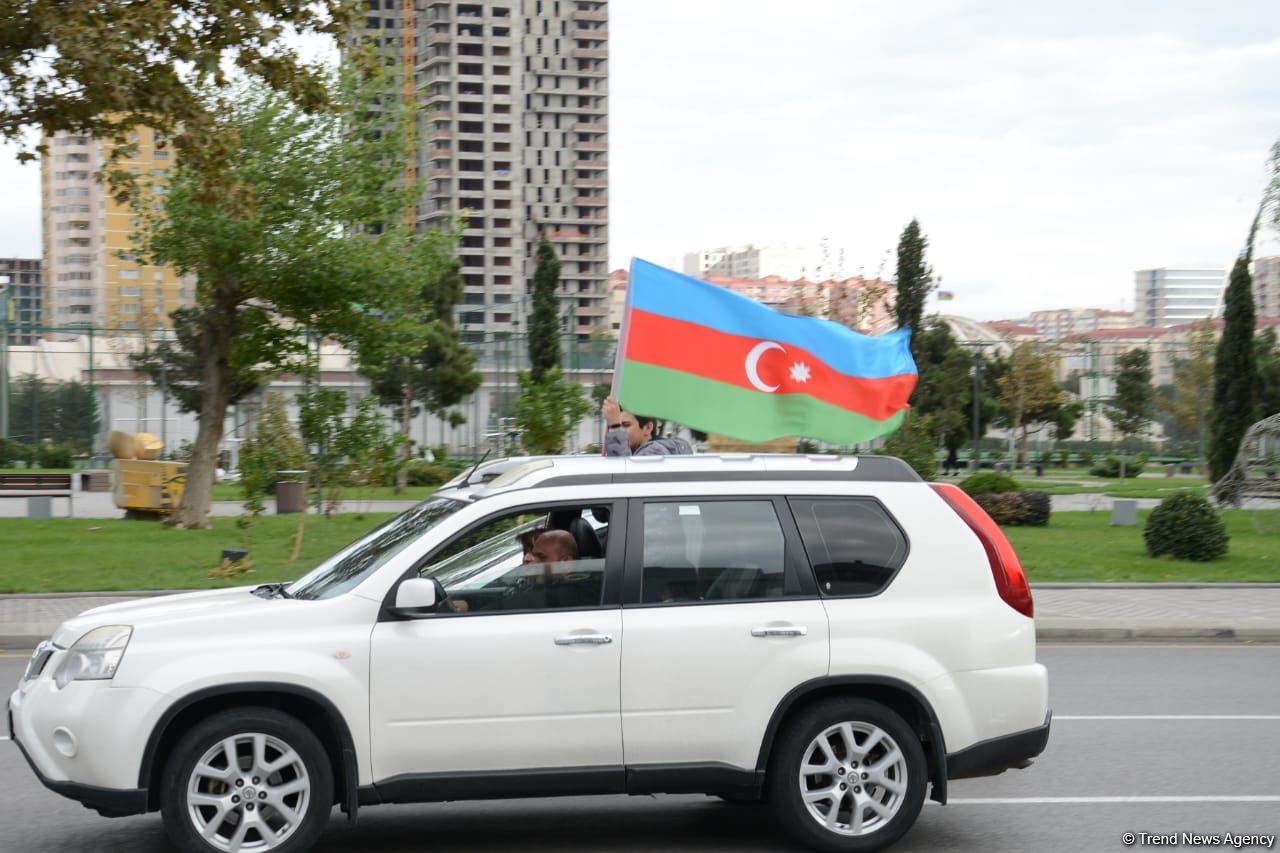 Переполненные счастьем люди празднуют освобождение города Шуша - радость победы в Баку (ФОТО/ВИДЕО)