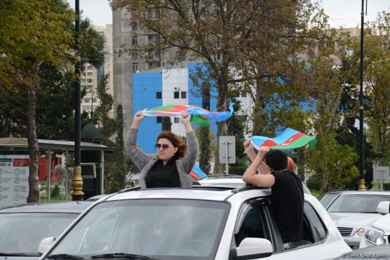 Переполненные счастьем люди празднуют освобождение города Шуша - радость победы в Баку (ФОТО/ВИДЕО)