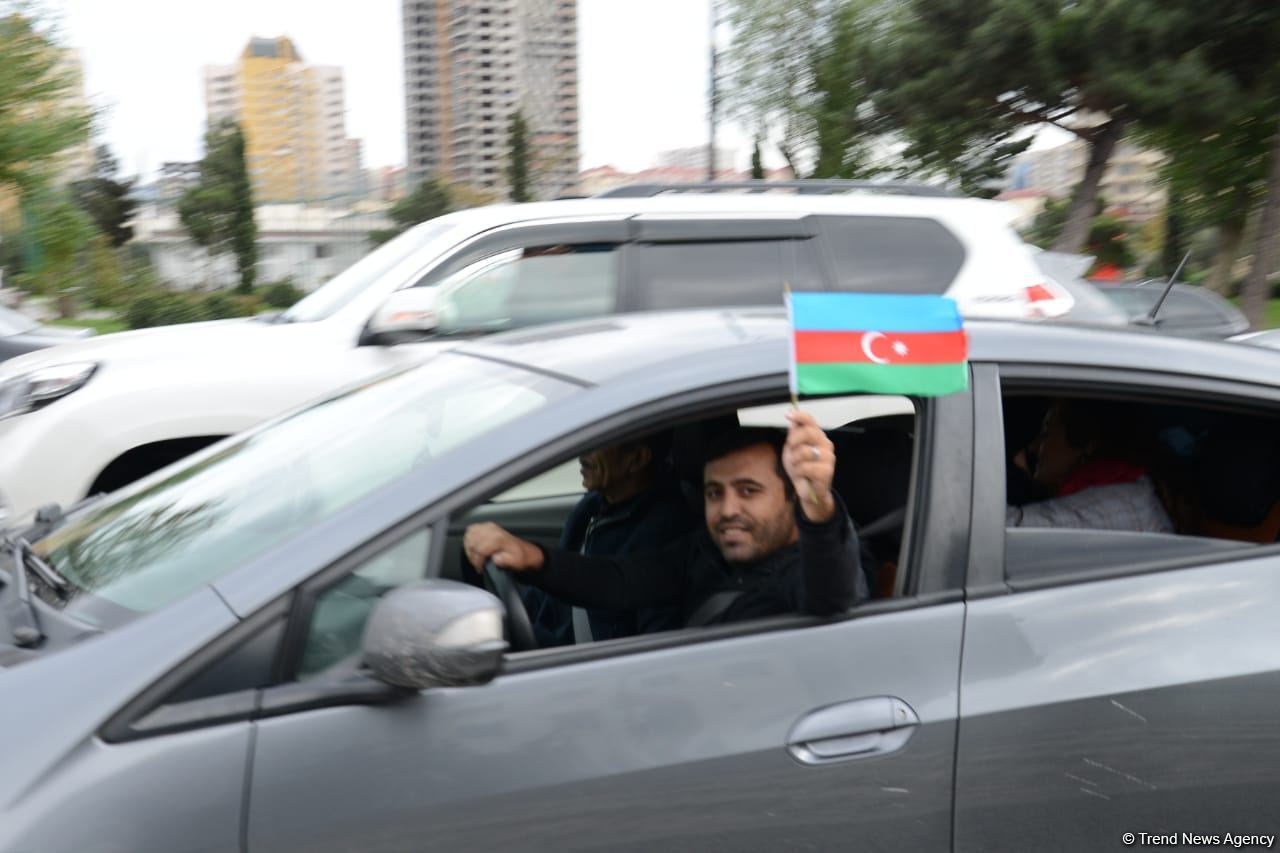 Переполненные счастьем люди празднуют освобождение города Шуша - радость победы в Баку (ФОТО/ВИДЕО)