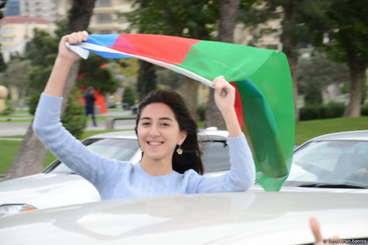 Переполненные счастьем люди празднуют освобождение города Шуша - радость победы в Баку (ФОТО/ВИДЕО)