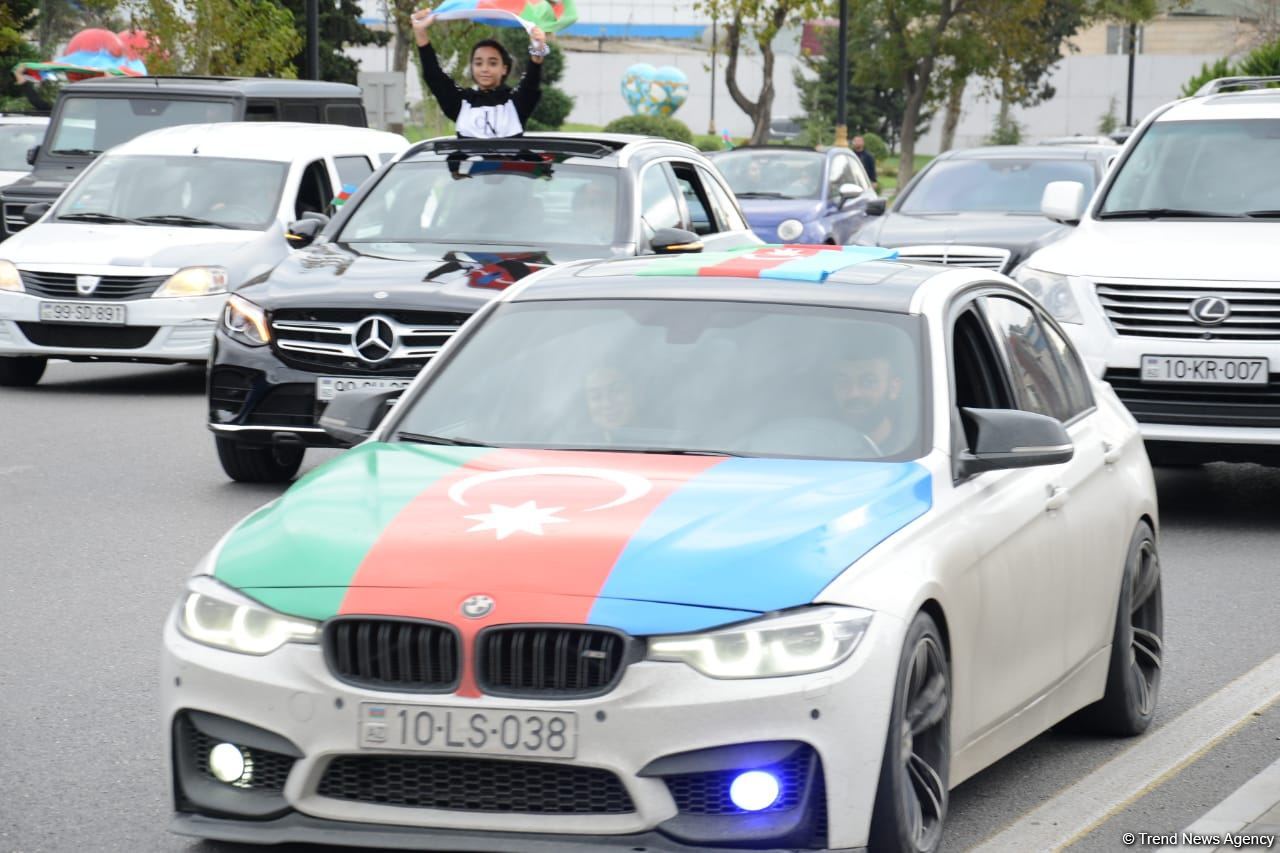 Переполненные счастьем люди празднуют освобождение города Шуша - радость победы в Баку (ФОТО/ВИДЕО)