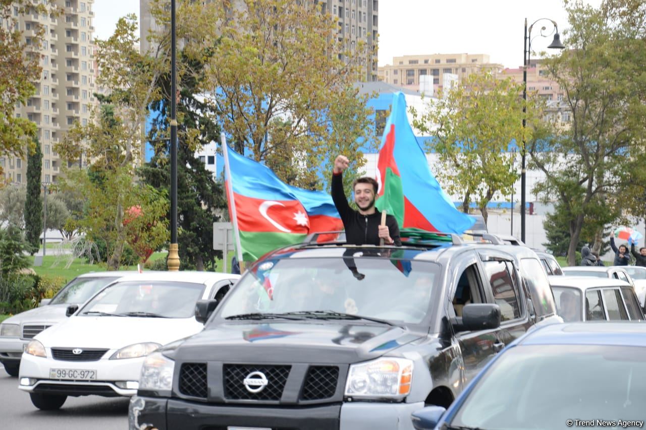 Переполненные счастьем люди празднуют освобождение города Шуша - радость победы в Баку (ФОТО/ВИДЕО)