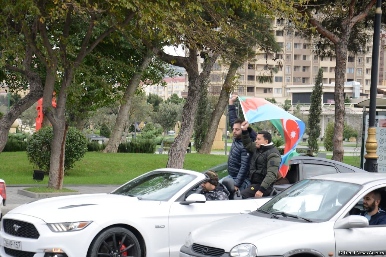 Переполненные счастьем люди празднуют освобождение города Шуша - радость победы в Баку (ФОТО/ВИДЕО)