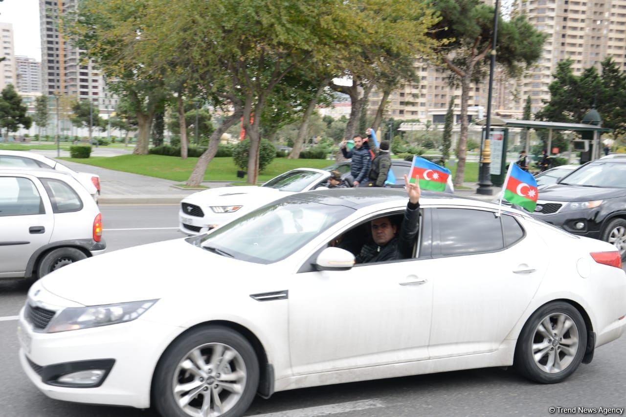 Переполненные счастьем люди празднуют освобождение города Шуша - радость победы в Баку (ФОТО/ВИДЕО)