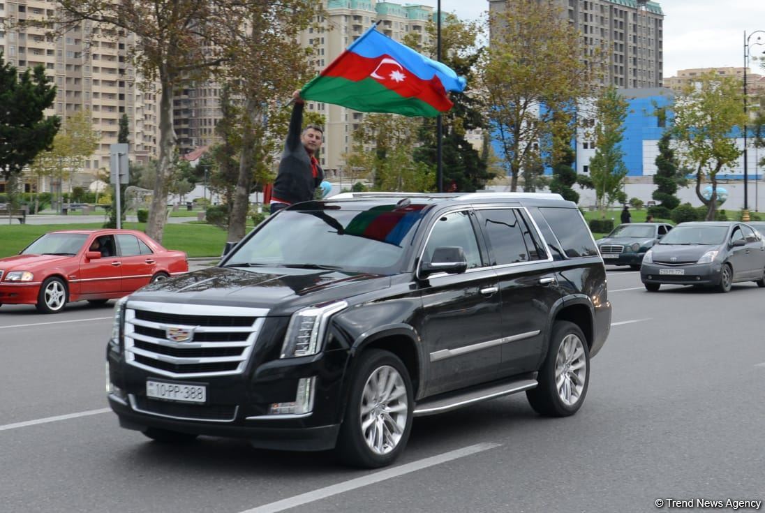 Переполненные счастьем люди празднуют освобождение города Шуша - радость победы в Баку (ФОТО/ВИДЕО)