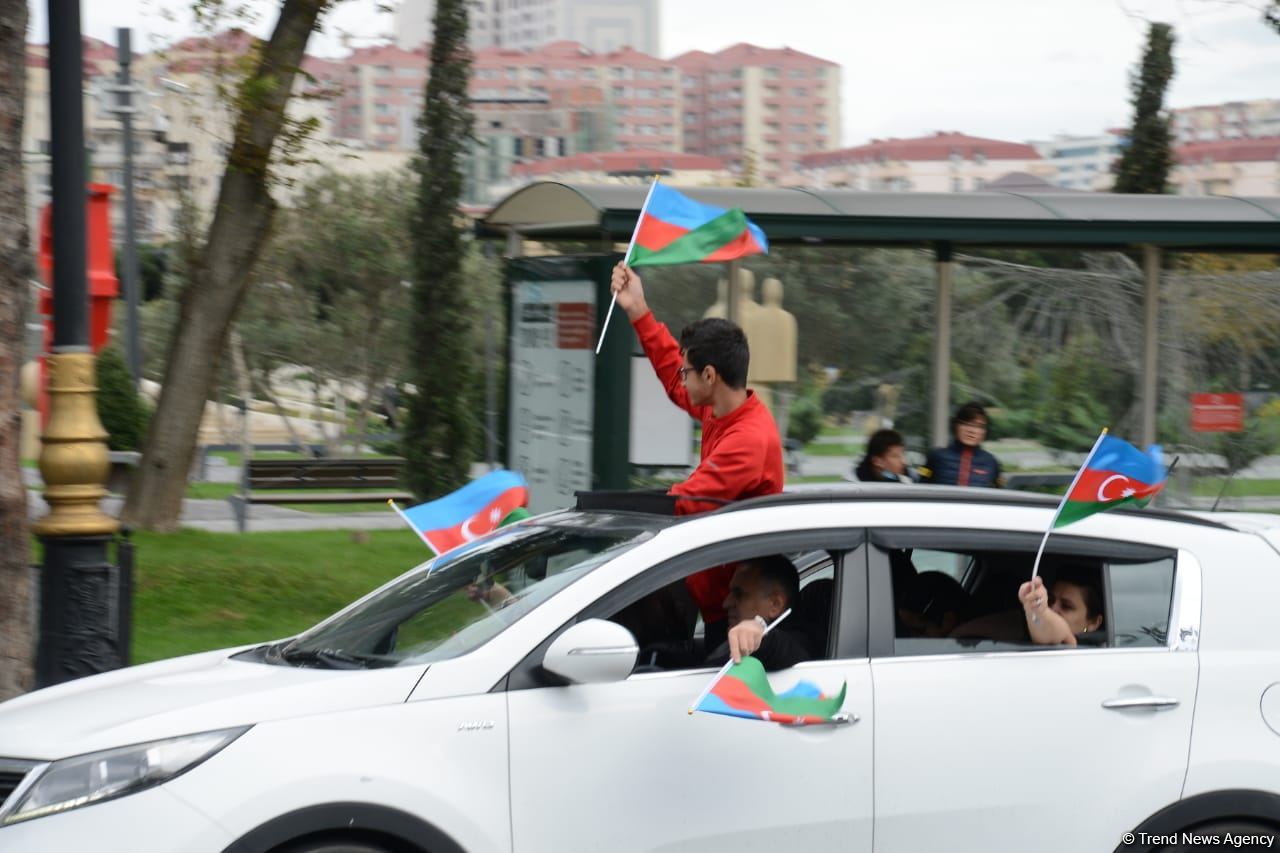 Переполненные счастьем люди празднуют освобождение города Шуша - радость победы в Баку (ФОТО/ВИДЕО)