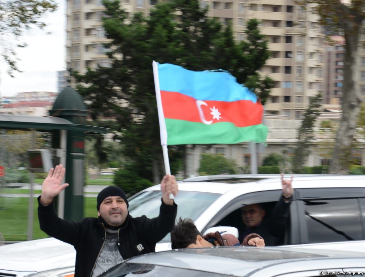 Переполненные счастьем люди празднуют освобождение города Шуша - радость победы в Баку (ФОТО/ВИДЕО)