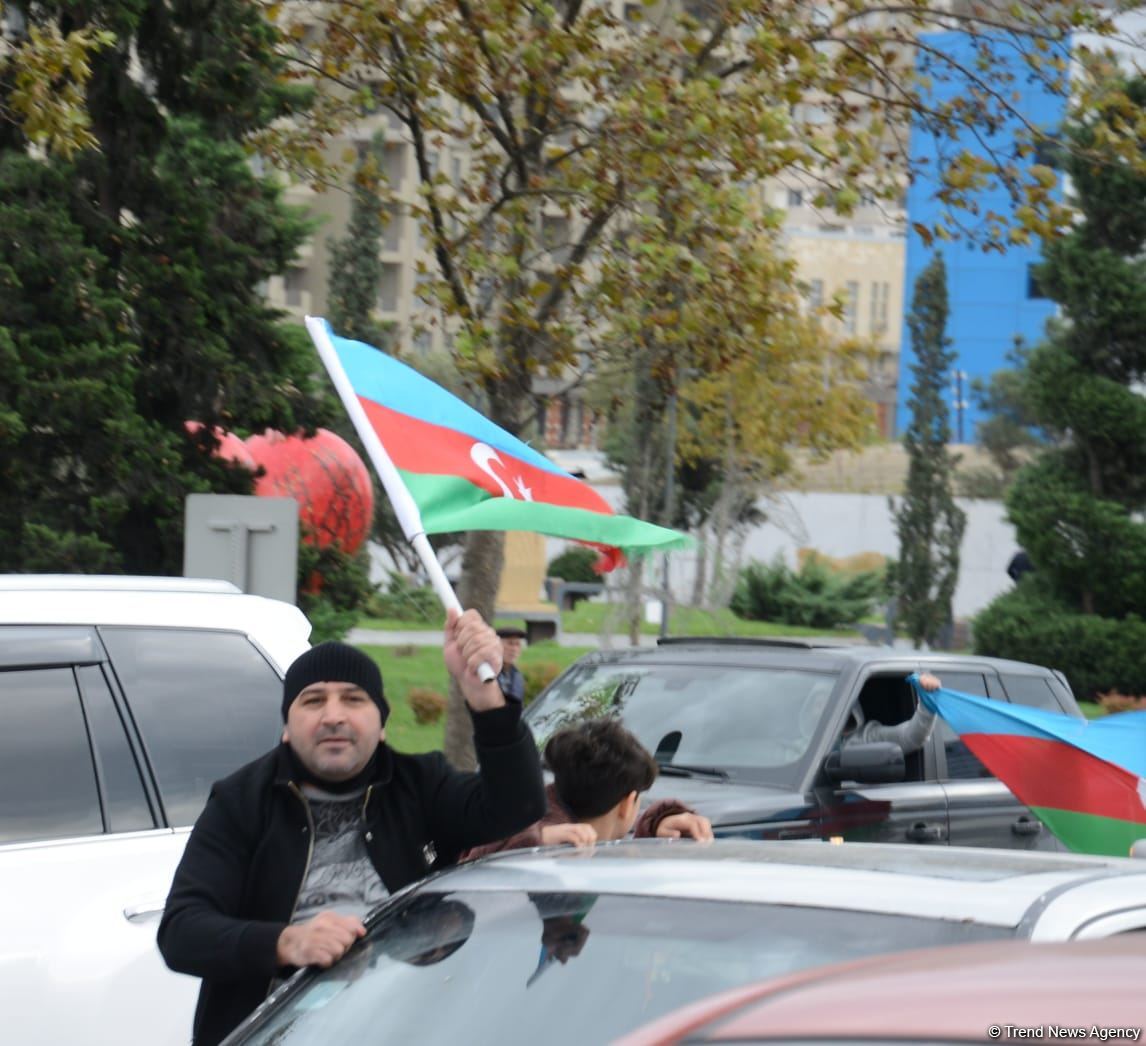 Переполненные счастьем люди празднуют освобождение города Шуша - радость победы в Баку (ФОТО/ВИДЕО)