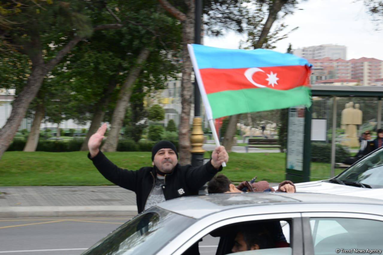 Переполненные счастьем люди празднуют освобождение города Шуша - радость победы в Баку (ФОТО/ВИДЕО)