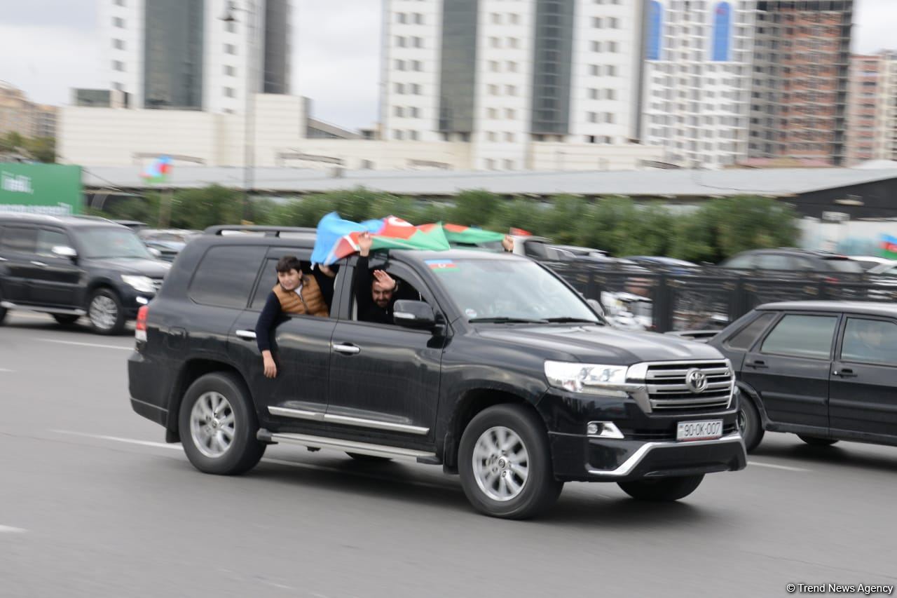 Переполненные счастьем люди празднуют освобождение города Шуша - радость победы в Баку (ФОТО/ВИДЕО)