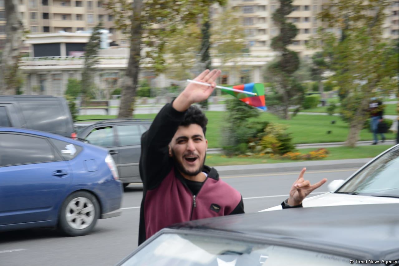 Переполненные счастьем люди празднуют освобождение города Шуша - радость победы в Баку (ФОТО/ВИДЕО)