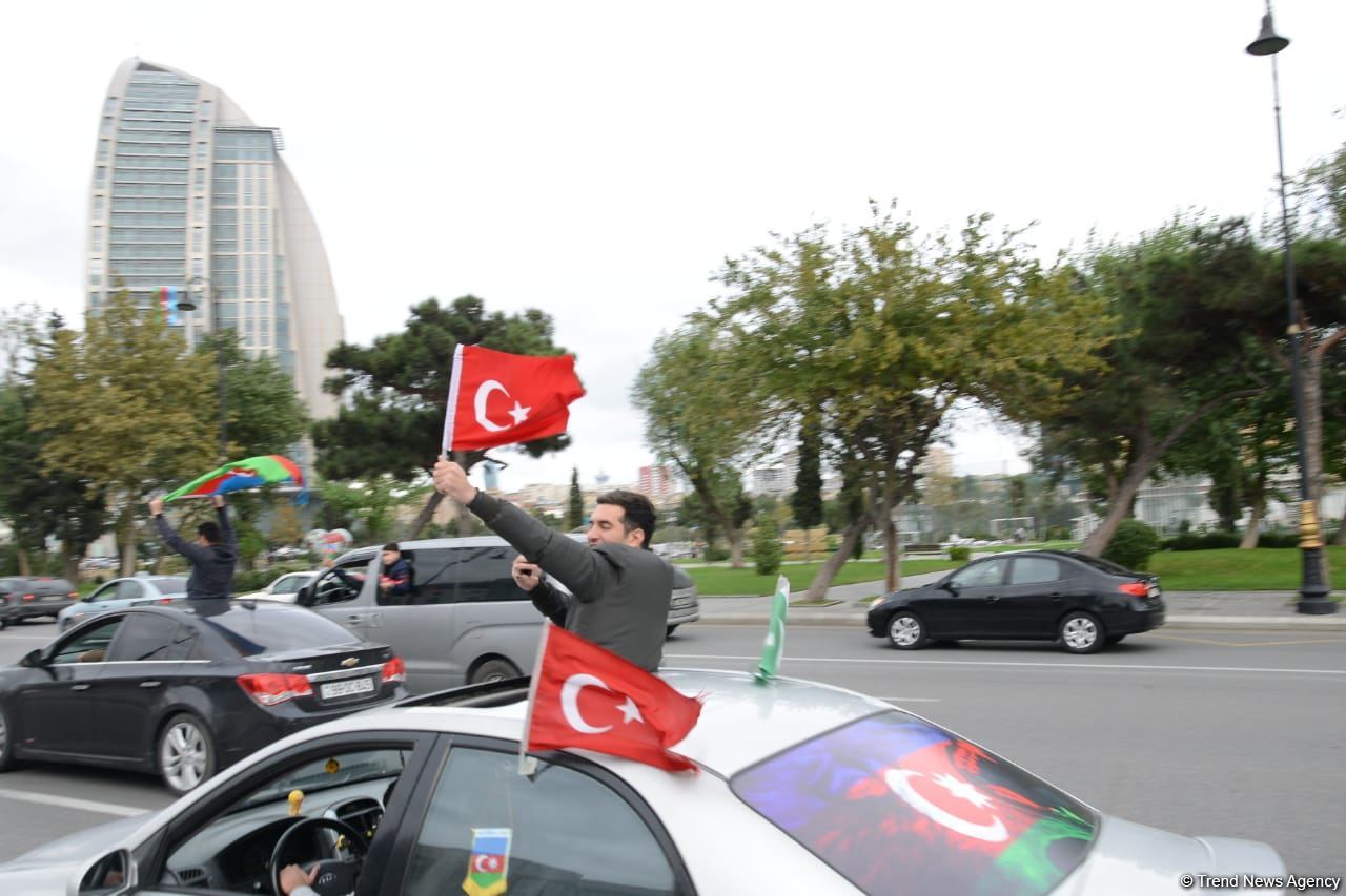 Переполненные счастьем люди празднуют освобождение города Шуша - радость победы в Баку (ФОТО/ВИДЕО)