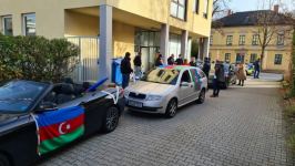 На улицах Баку массовое шествие в честь победы Азербайджана над Арменией (ВИДЕО, ФОТО)