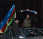Жители Баку празднуют победу в войне за Карабах (ФОТО/ВИДЕО)