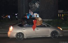 Жители Баку празднуют победу в войне за Карабах (ФОТО/ВИДЕО)