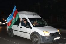 Жители Баку празднуют победу в войне за Карабах (ФОТО/ВИДЕО)