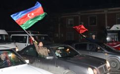 Жители Баку празднуют победу в войне за Карабах (ФОТО/ВИДЕО)