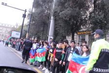 На улицах Баку массовое шествие в честь победы Азербайджана над Арменией (ВИДЕО, ФОТО)