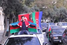 На улицах Баку массовое шествие в честь победы Азербайджана над Арменией (ВИДЕО, ФОТО)