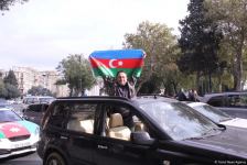 На улицах Баку массовое шествие в честь победы Азербайджана над Арменией (ВИДЕО, ФОТО)