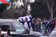 На улицах Баку массовое шествие в честь победы Азербайджана над Арменией (ВИДЕО, ФОТО)