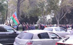 На улицах Баку массовое шествие в честь победы Азербайджана над Арменией (ВИДЕО, ФОТО)