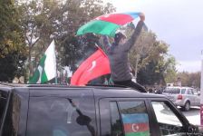 На улицах Баку массовое шествие в честь победы Азербайджана над Арменией (ВИДЕО, ФОТО)